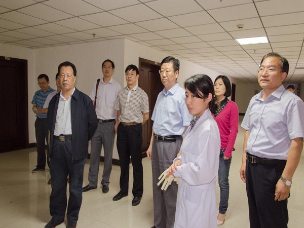 江西省农科院院长马岩波一行参观中心实验室